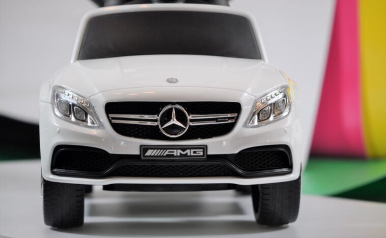 Autko dla dzieci na licencji Mercedesa Milly Mally w kolorze białym.
