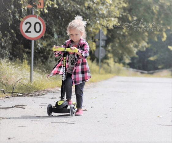 Żółta hulajnoga trójkołowa balansowa dla dzieci. Oryginalny prezent na 4 latka od Chrzestnego.
