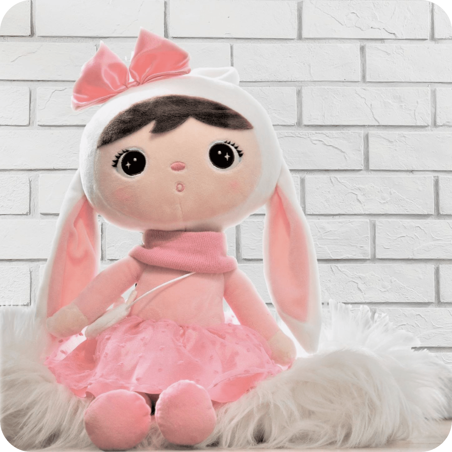 Królik Metoo z różową sukienką i kokardą na głowie. To najpopularniejsza lalka Metoo wybierana na prezent dla dziewczynki.