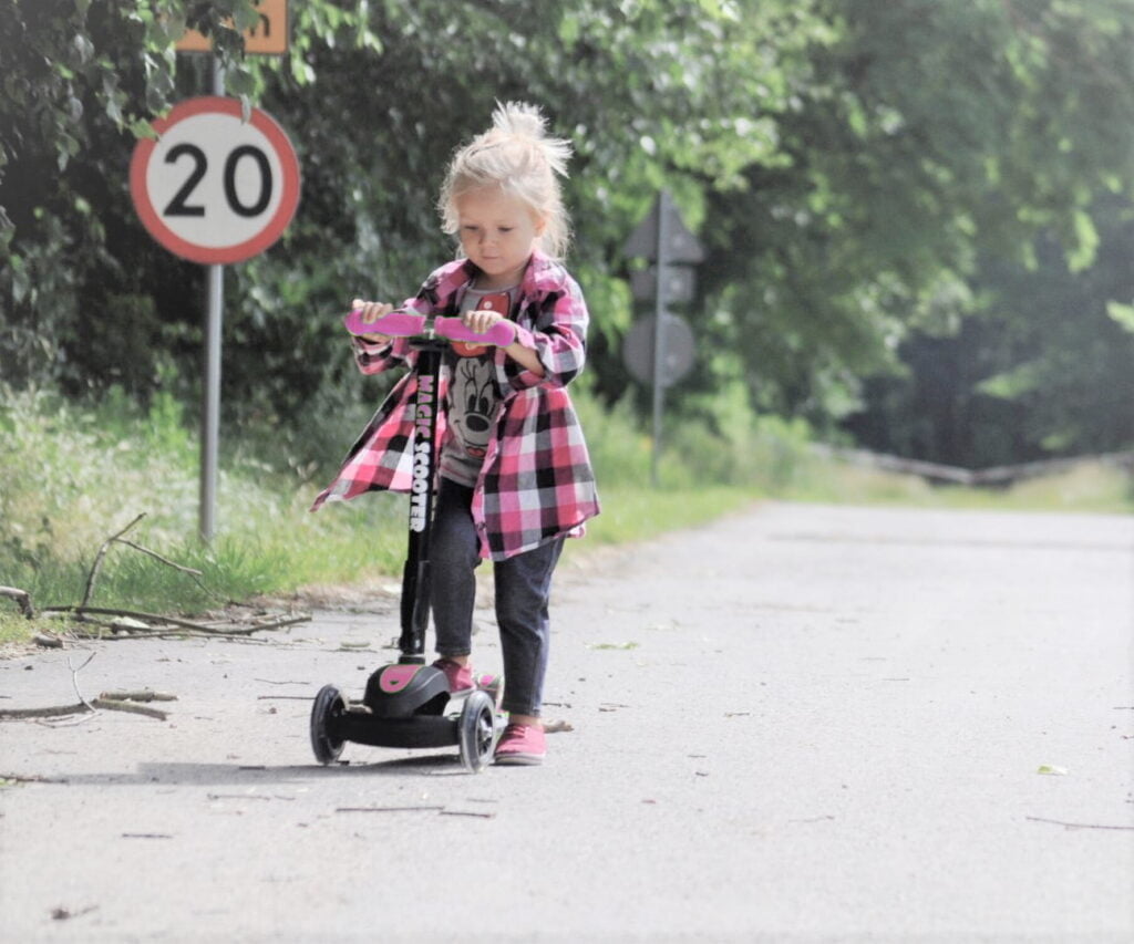 Różowa hulajnoga trójkołowa balansowa dla dziewczynki. Oryginalny prezent na 3 latka od Chrzestnego.
