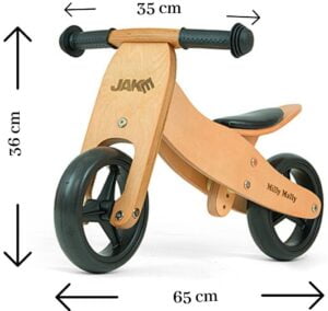 Das erste Fahrrad eines Kindes. Ein dreirädriges Laufrad aus Holz mit Namen. Ein personalisiertes Geschenk zum ersten Geburtstag für einen Jungen oder ein Mädchen.