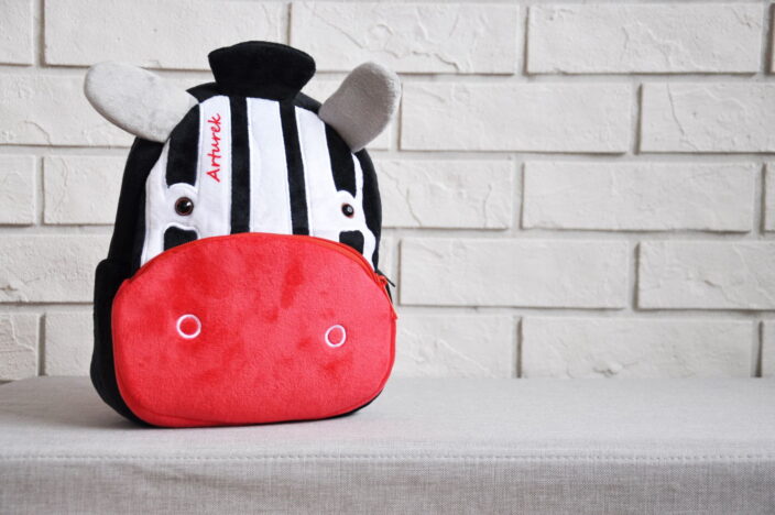 Plecak dla przedszkolaka. Pluszowa zebra personalizowana imieniem dziecka. Prezent dla Artura.