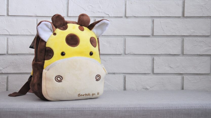 Pluszowy plecak żyrafa z imieniem dziecka. Personalizowany prezent dla przedszkolaka.