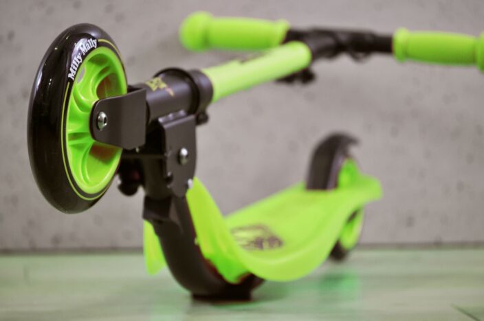 Składana hulajnoga dwukołowa z imieniem dziecka SMART Milly Mally w kolorze zielonym.