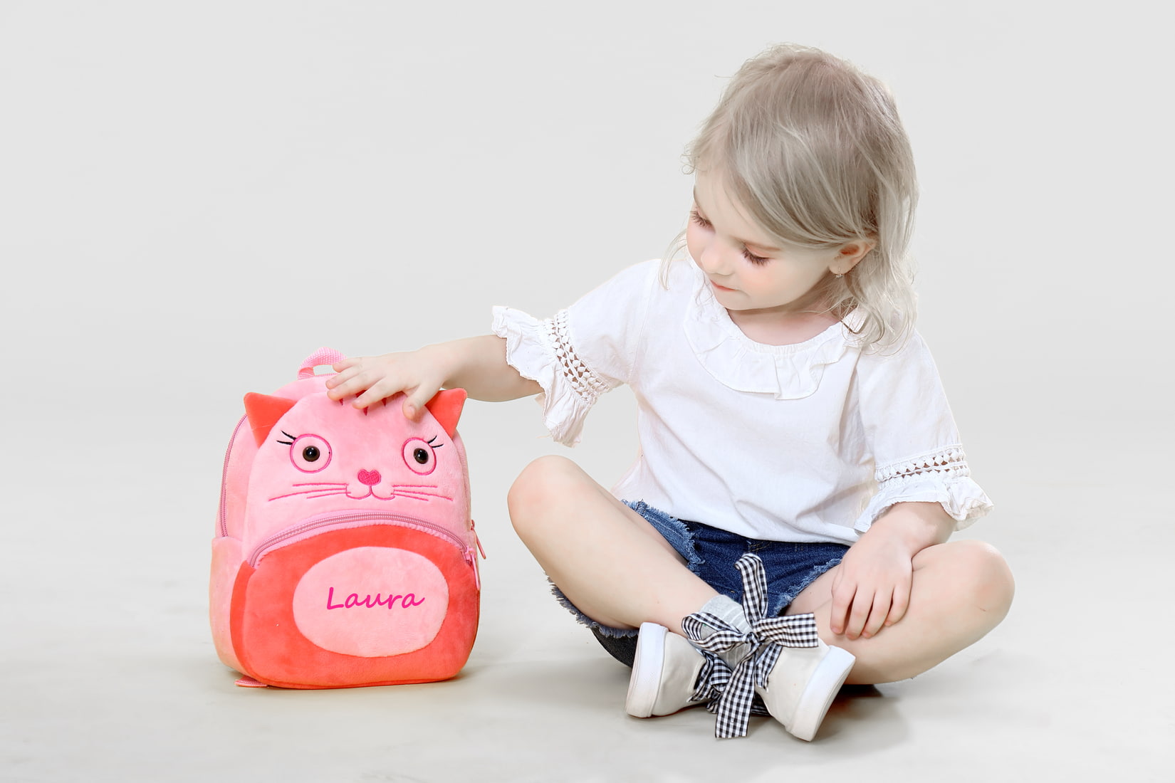 Dziewczynka z pluszowym plecakiem z imieniem