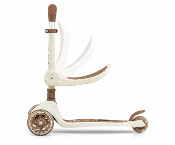 Beżowy jeździk dla dwulatka