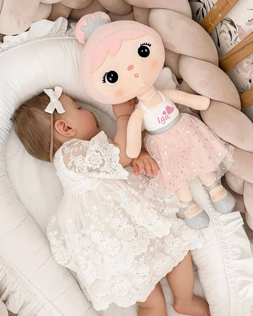 Dziewczynka z lalką Metoo Aniołkiem z imieniem w łóżeczku