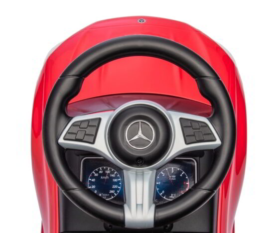 Kierownica z dźwiękami i liczniki w czerwonym mercedesie DELUXE