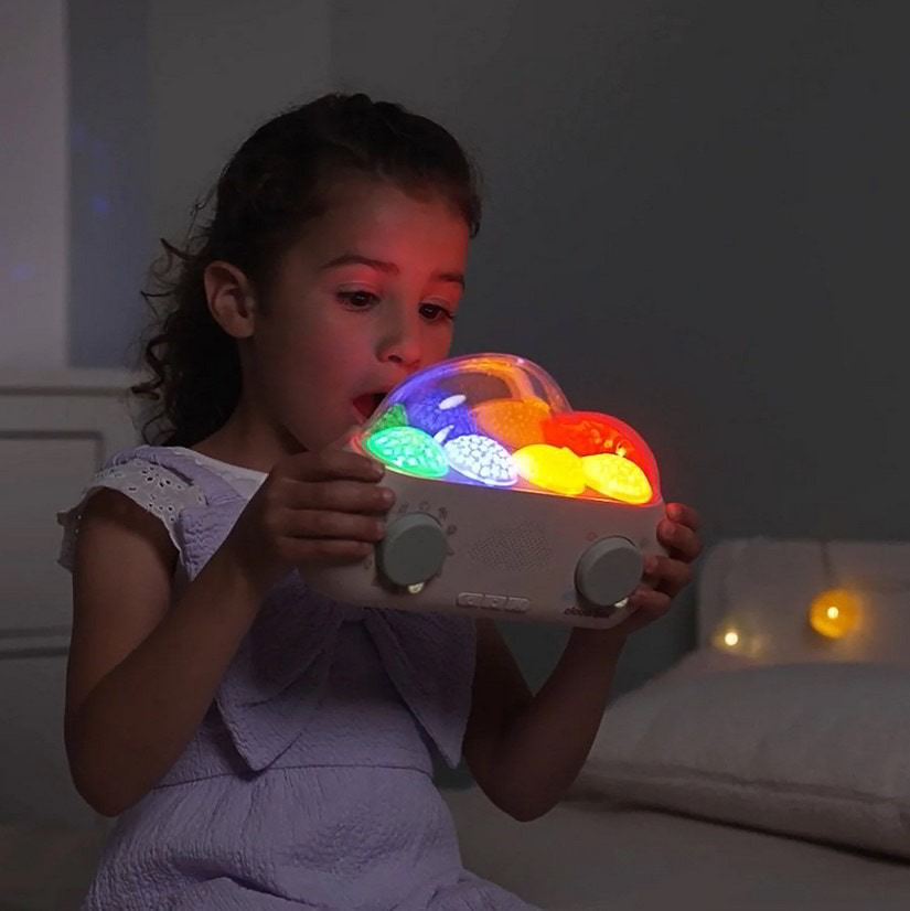 Dziewczynka z projektorem muzycznym opowiadajacym bajki i służącym jako lampka nocna