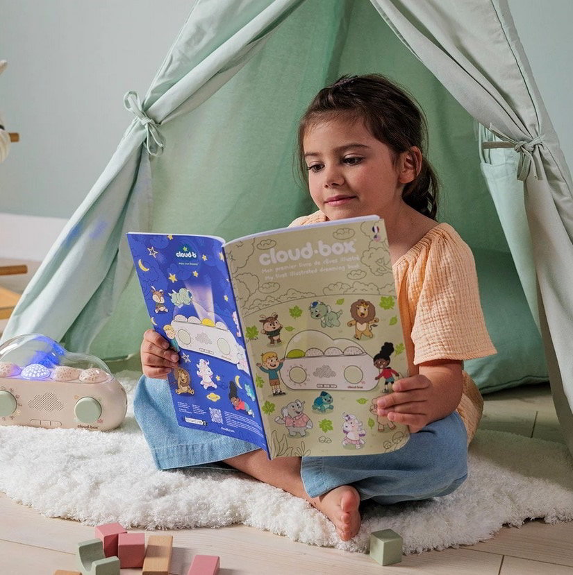 Dziewczynka z ilustrowaną książką z opowiadaniami cloud-box