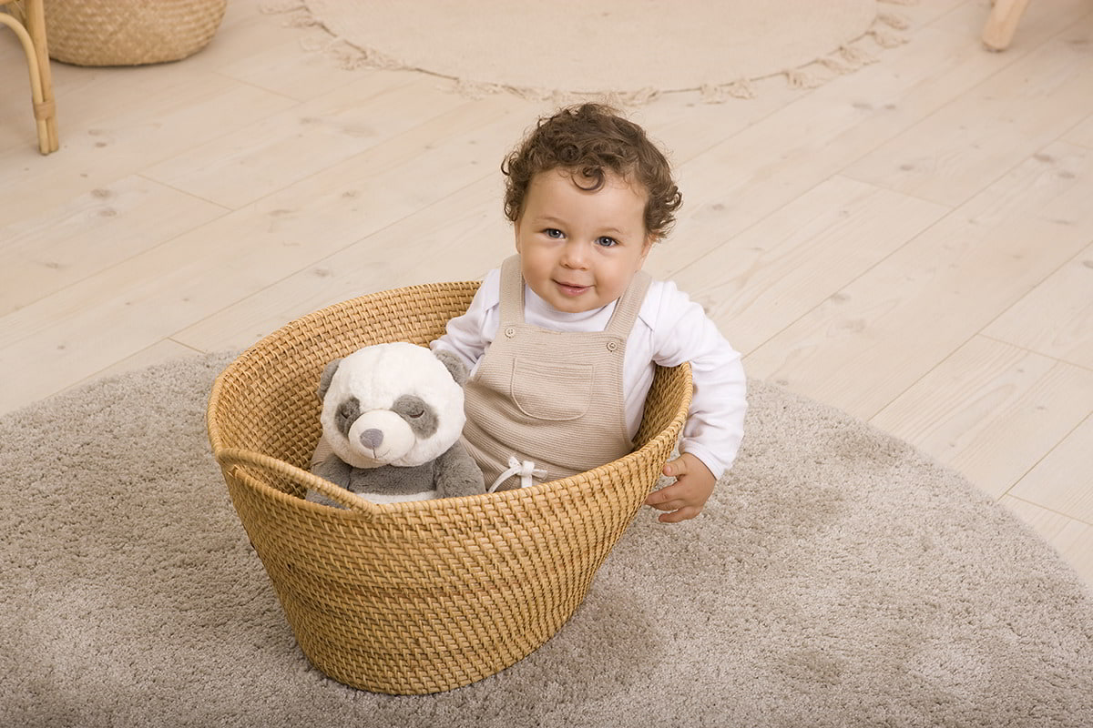 Małe Dziecko z przytulanką Pandą