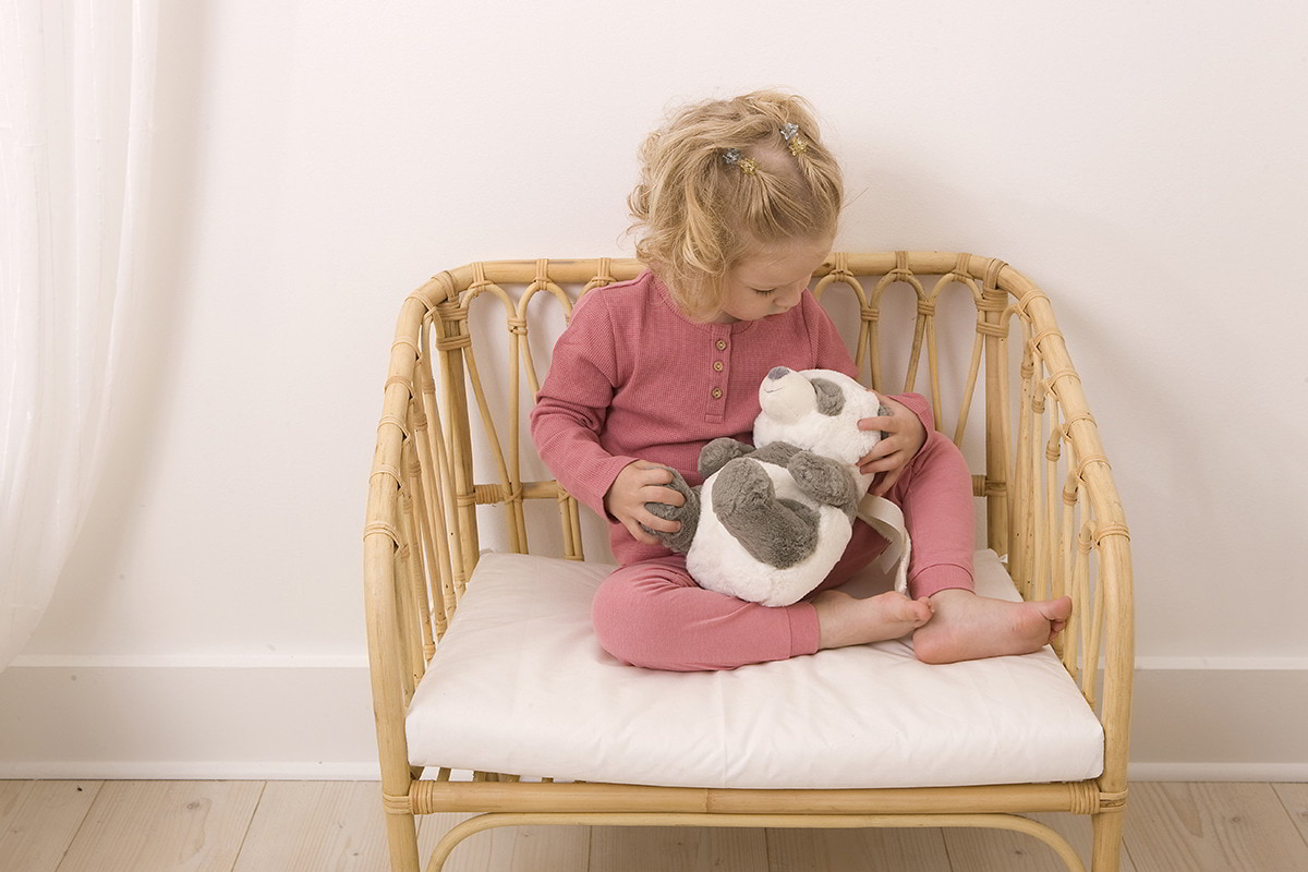 Dziewczynka z misiem pandą