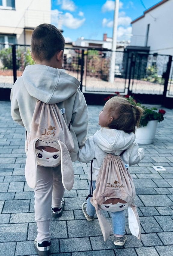 Dzieci z workami personalizowanymi Metoo