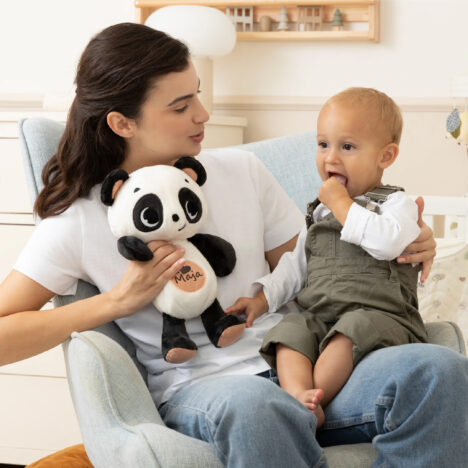 Mama z dzieckiem bawiące się szumiącą pandą z imieniem Maja