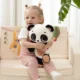 Dziewczynka trzymająca pluszową oddychającą Pandę z Tiny Love