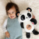 Dziecko z Oddychającą pandą Tiny Love z personalizacją na brzuszku